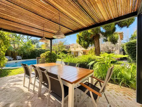 Casa 8 ambientes con 4 baños