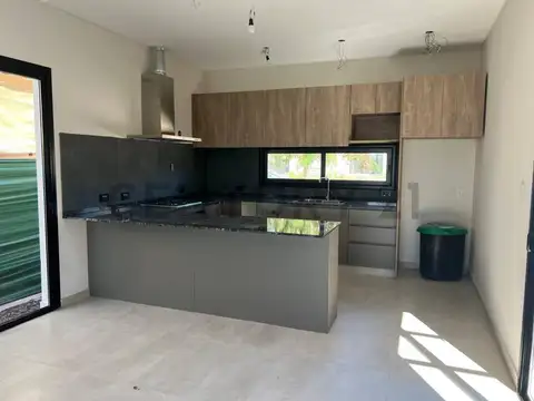 Casa 6 ambientes con 2 baños