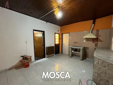 Casa en Alquiler con 2 cocheras