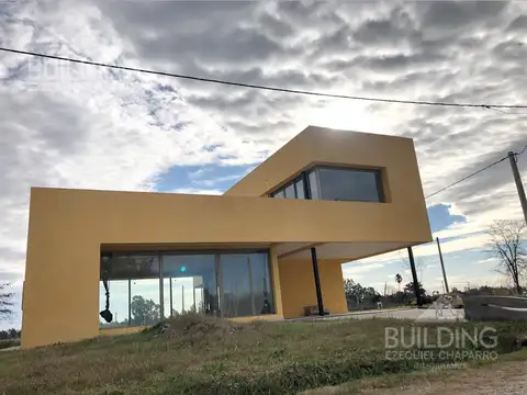 Casa 4 ambientes con 2 baños