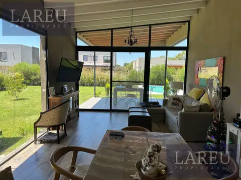 Casa 4 ambientes con 2 baños