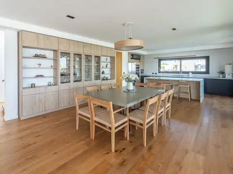 Casa en Venta con 4 cocheras