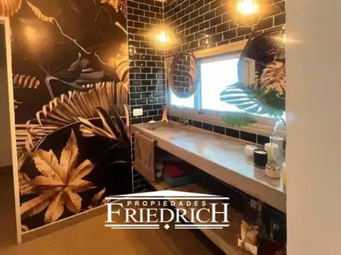 Casa en Alquiler con 6 cocheras