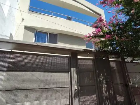 Venta Tríplex 4 Ambientes en Olivos - Muy bien ubicado -  Jardín y Terraza Privada
