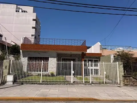 Casa 4 ambientes edificada sobre lote de 300 m2. Impecable estado