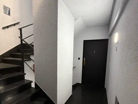 TRES AMBIENTES CON ESCRITORIO, BALCÓN Y BAULERA!