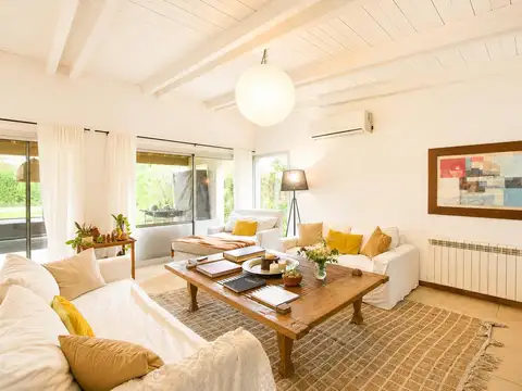 Casa en Venta con 2 cocheras