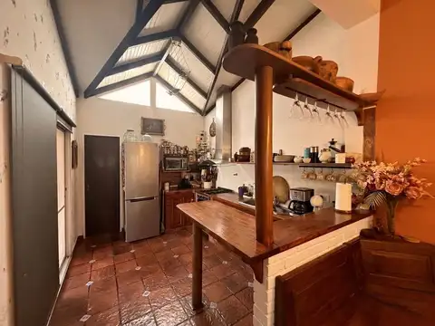 Venta casa con jardin cochera 3 ambientes Bernal.