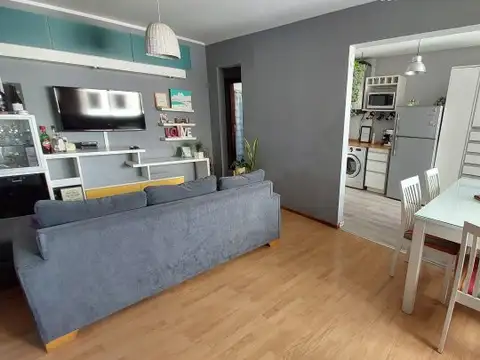 Departamento 2 dormitorios con balcón. En Av. Alberdi