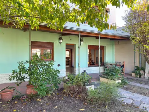 EN VENTA CASA SEMICENTRICA TANDIL