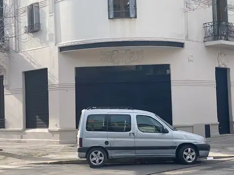 LOCAL A ESTRENAR  EN ESQUINA CON DOS BAÑOS