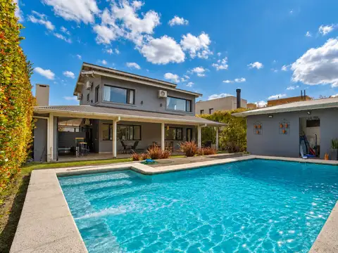 VENTA CASA 4 AMB. EN BRISAS DE ADROGUE C PILETA