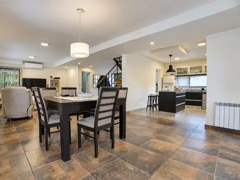 VENTA CASA 4 AMB. EN BRISAS DE ADROGUE C PILETA