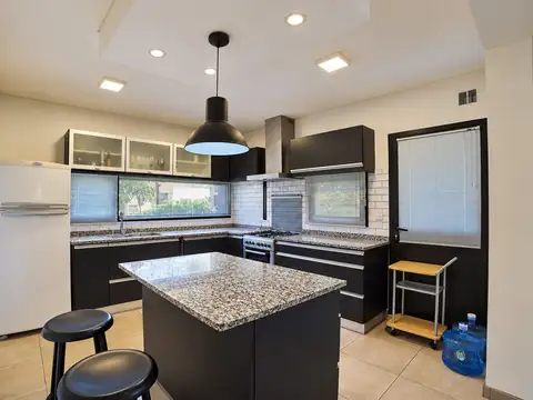 Casa 4 ambientes con 3 baños