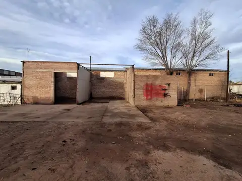 Alquila predio industrial con galpón y vivienda/oficina.
