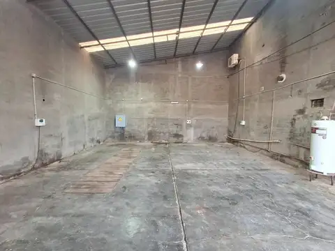 Alquila predio industrial con galpón y vivienda/oficina.