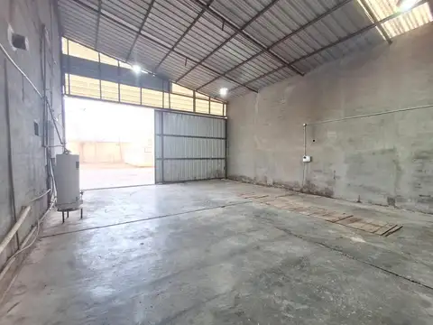 Alquila predio industrial con galpón y vivienda/oficina.