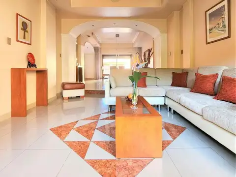 Venta casa 6 ambientes en 3 plantas con jardín, quincho, terraza y cochera en Villa Lugano
