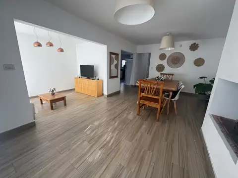 Casa 4 ambientes con 2 baños