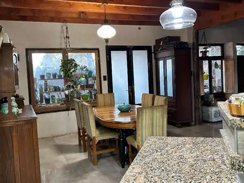 Casa 4 ambientes con 2 baños