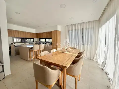 Casa en Venta con 2 cocheras
