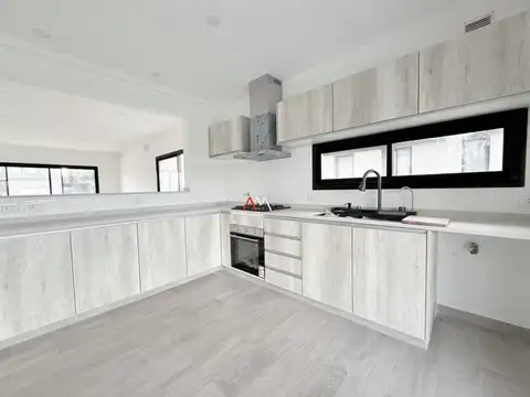 Casa en Venta con 4 cocheras