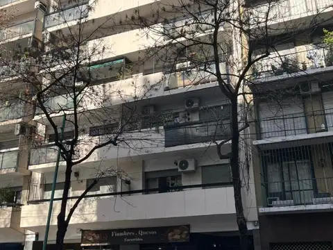 AV.CASEROS 2428 PARQUE PATRICIOS. DEPTO 3 AMBIENTES COCHERA .