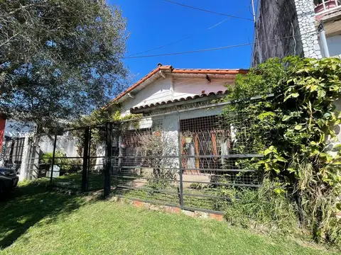 Castelar Sur, Chalet 3 ambientes con lote para actualizar