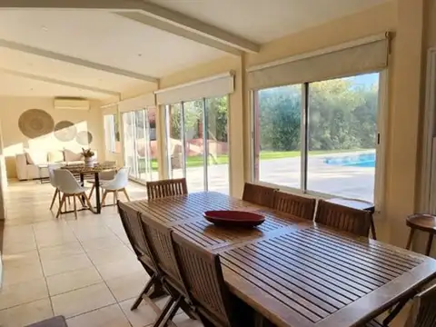 VENTA CASA DE 5 AMBIENTES JARDIN/PISCINA ESCOBAR