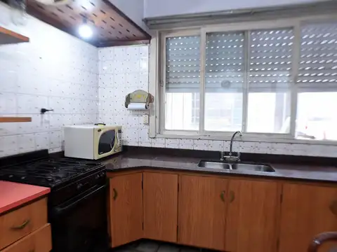 CASA EN VENTA 3 AMBIENTES A REFACCIONAR CON GARAGE Y QUINCHO
