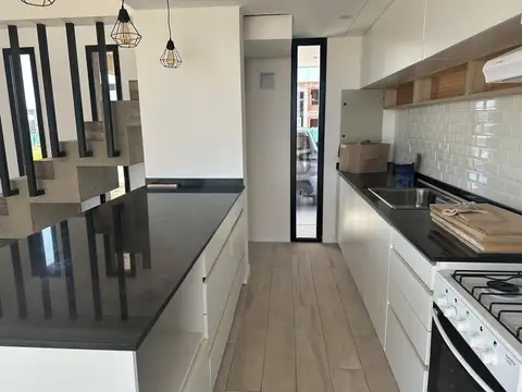 Casa 4 ambientes con 3 baños