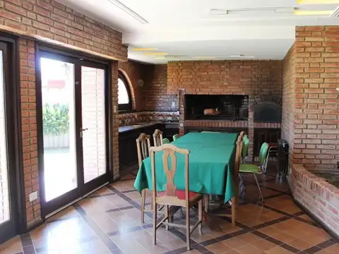 Casa 12 ambientes con 4 baños