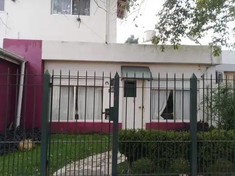 Casa de 5 ambientes con 325m totales en Llavallol