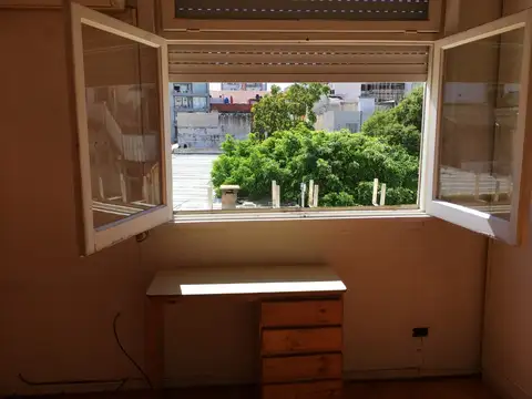 2 AMBIENTES CONTRA-FRENTE 40 M2 , PISO 2°, COCINA SEPARADA, BAJAS EXPENSAS,  RIO DE JANEIRO AL 500