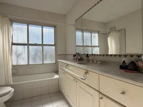 Casa 6 ambientes con 4 baños