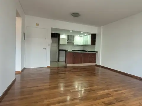 Amplio departamento de 2 ambientes con balcón corrido