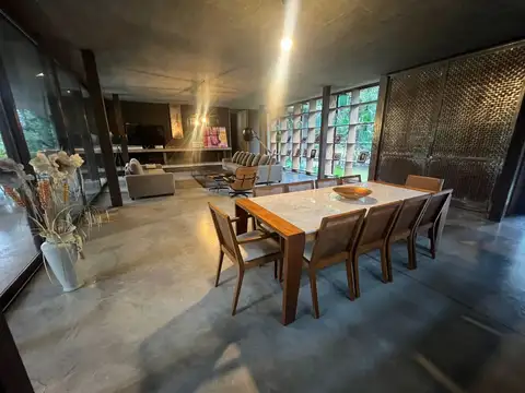 Casa en Venta con 3 cocheras