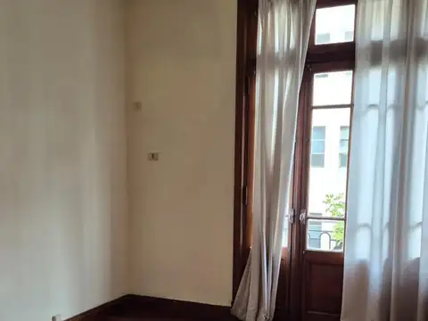 Oficina  de 5 ambientes en edificio de estilo francés en Tribunales