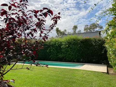 Casa en Alquiler con 2 cocheras