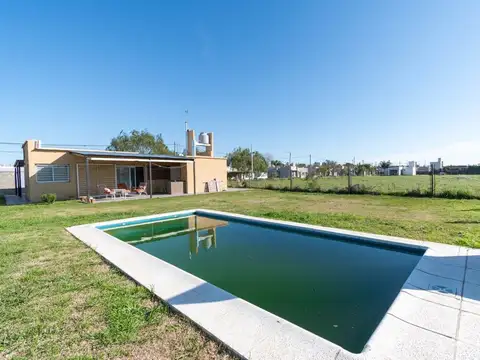 CASA EN VENTA DOS DORMITORIOS ROLDAN