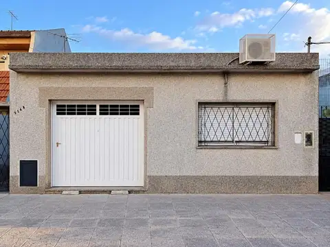 CASA DE 3 AMBIENTES CON COCHERA Y JARDIN