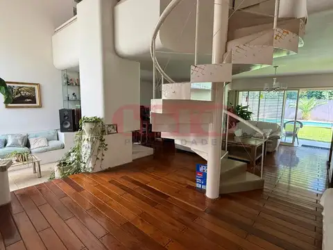 Casa en Venta con 5 cocheras