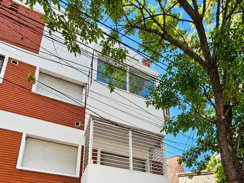 Departamento de pasillo 2 dormitorios con patio. Necochea y Pellegrini.
