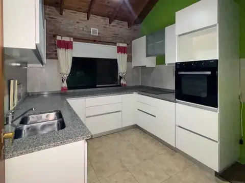 Casa 4 ambientes con 2 baños