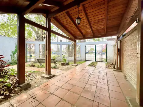 Casa 8 ambientes con 2 baños