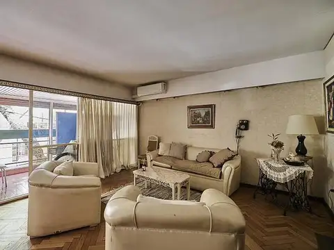 Excelente departamento en venta, de época, zona Botánico.