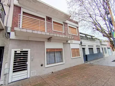 Dpto. 3 Amb. Lateral, Luminoso C/Lavadero. Bajas expensas. 1º Piso x esc.