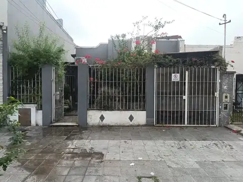 VENTA CASA + 2 DEPARTAMENTOS SARANDI.