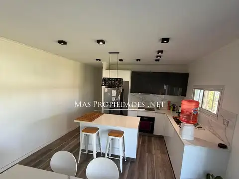 Casa 4 ambientes con 2 baños