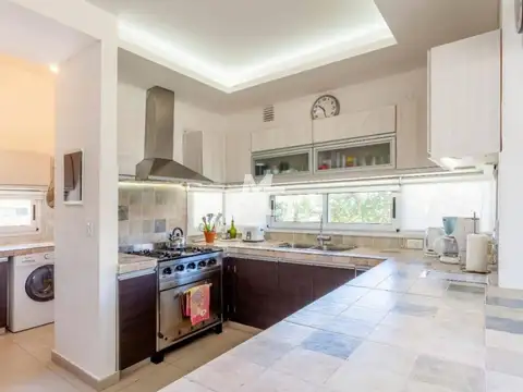 Casa 5 ambientes con 3 baños